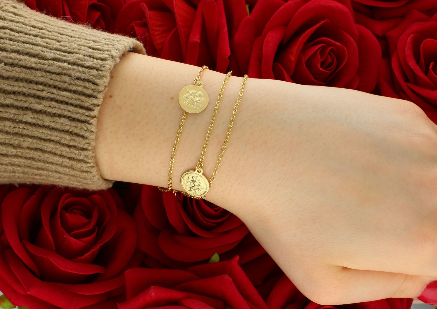 Bransoletka złota z medalikami pr 585, DIA-BRA-D5Z02220 MOD Złota bransoletka damska celebrytka ozdobiona z trzema wiszącymi medalikami i krzyżem. Ponadczasowa, klasyczna biżuteria, w której harmonijne1.jpg